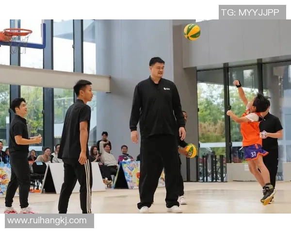 姚明传球技艺超群展现篮球智慧助攻精彩瞬间