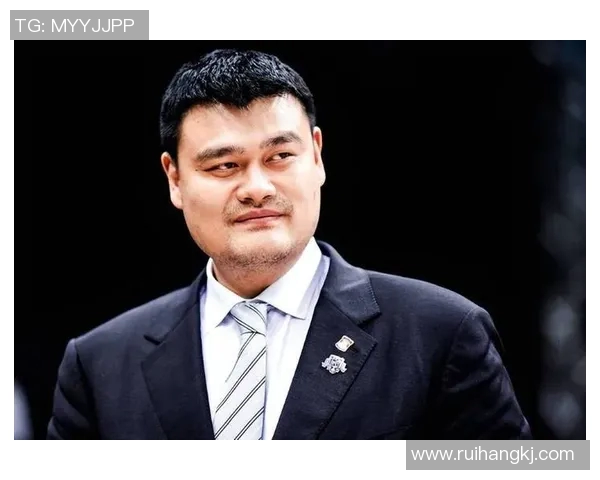 姚明照片中的脸庞展现了巨人风范与温暖人心的微笑魅力