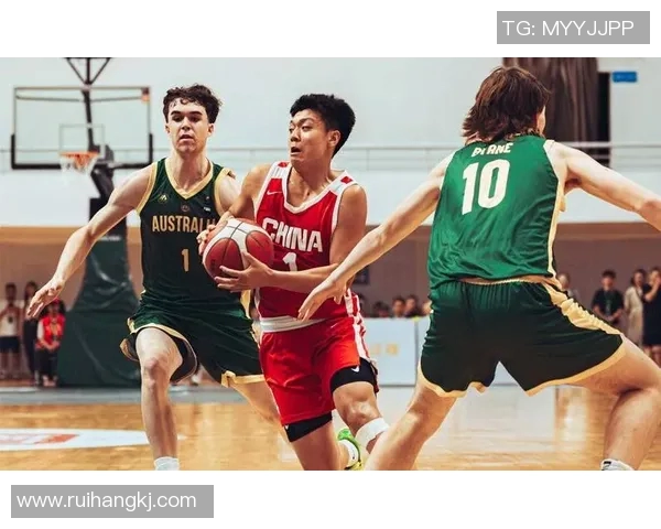 中国男篮蓝队迎战韩国队全力争胜展现实力与团队精神