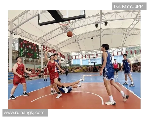 篮球明星闪耀球场现场照片展现精彩瞬间与热血激情